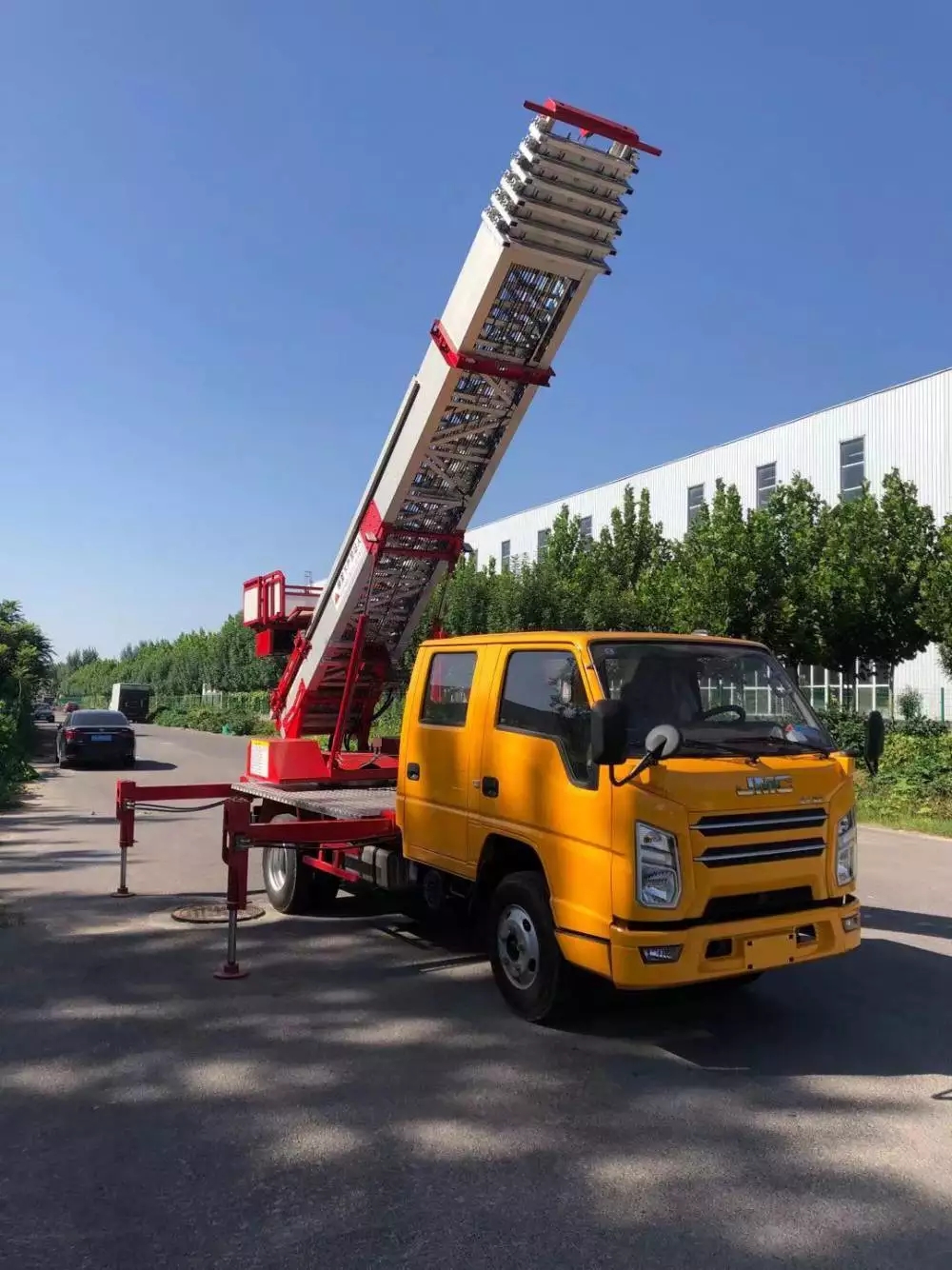 安阳附近的云梯车出租服务：轻松解决高空作业需求