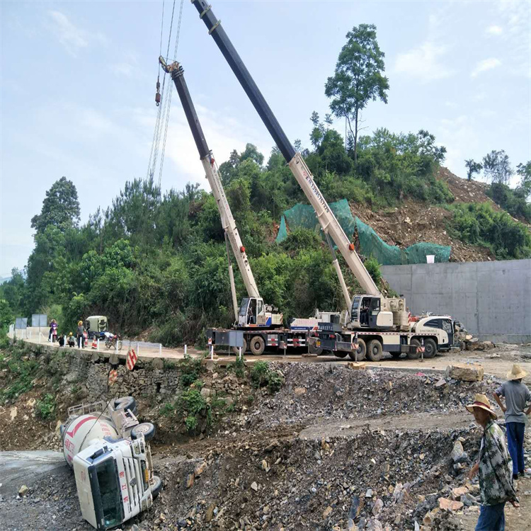 安阳汽车掉沟里叫吊车救援要多少钱